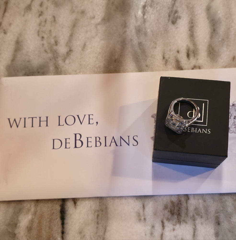 Debebians EMERALD HALO ENGAGEMENT RING. - Picture 2 of 11